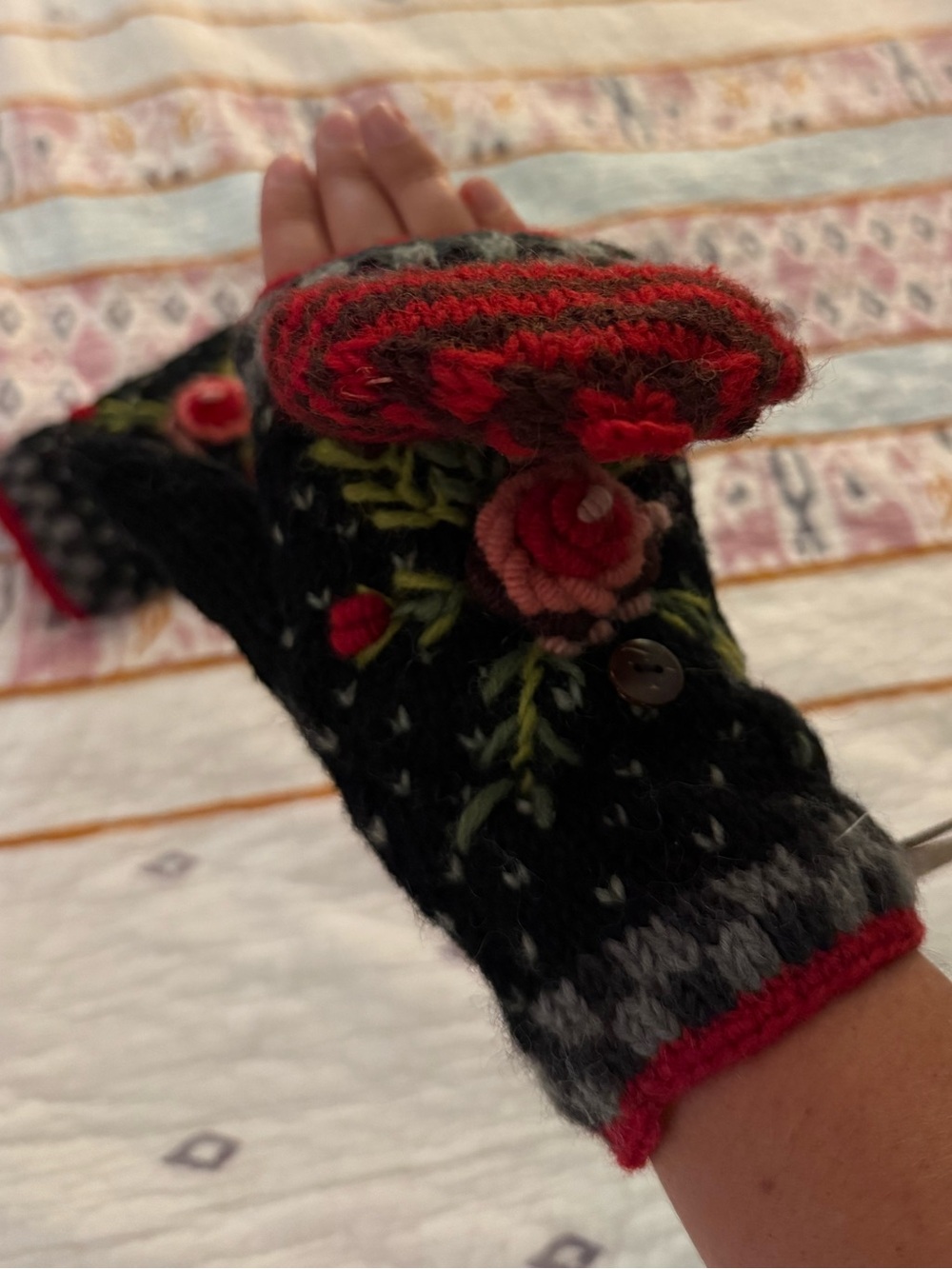 Mittens - Picture 4 of 8